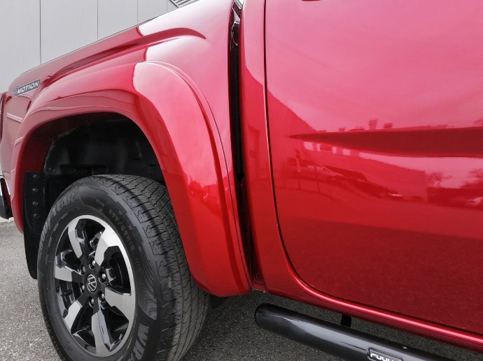 VW Amarok Red avec ealrgiqsseur d'aile , parebuffle, arceau de benne, volet et rockrail