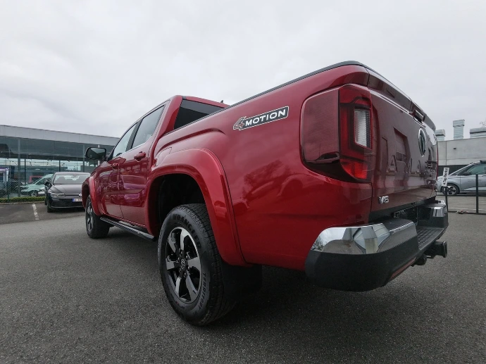 VW Amarok Red avec ealrgiqsseur d'aile , parebuffle, arceau de benne, volet et rockrail