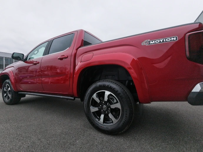 VW Amarok Red avec ealrgiqsseur d'aile , parebuffle, arceau de benne, volet et rockrail