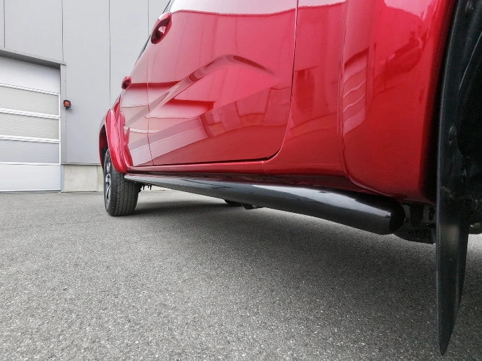 VW Amarok Red avec ealrgiqsseur d'aile , parebuffle, arceau de benne, volet et rockrail