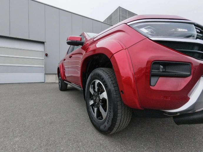 VW Amarok Red avec ealrgiqsseur d'aile , parebuffle, arceau de benne, volet et rockrail