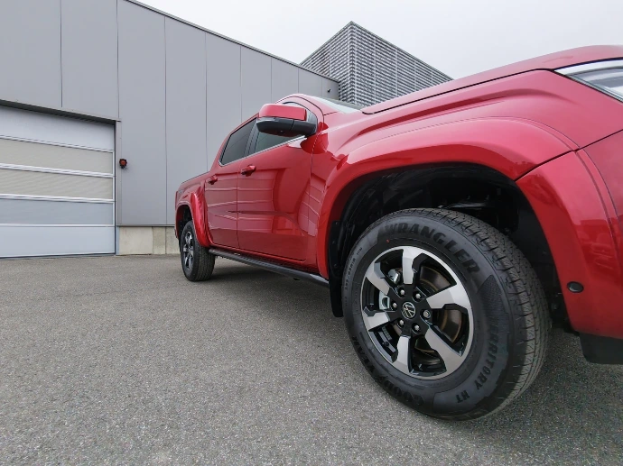 VW Amarok Red avec ealrgiqsseur d'aile , parebuffle, arceau de benne, volet et rockrail