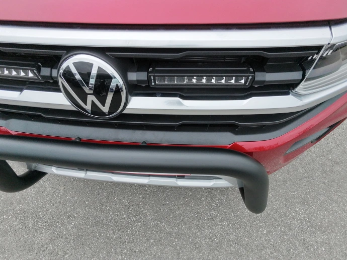 VW Amarok Red avec ealrgiqsseur d'aile , parebuffle, arceau de benne, volet et rockrail