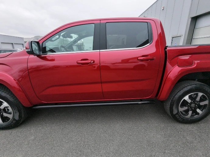 VW Amarok Red avec ealrgiqsseur d'aile , parebuffle, arceau de benne, volet et rockrail