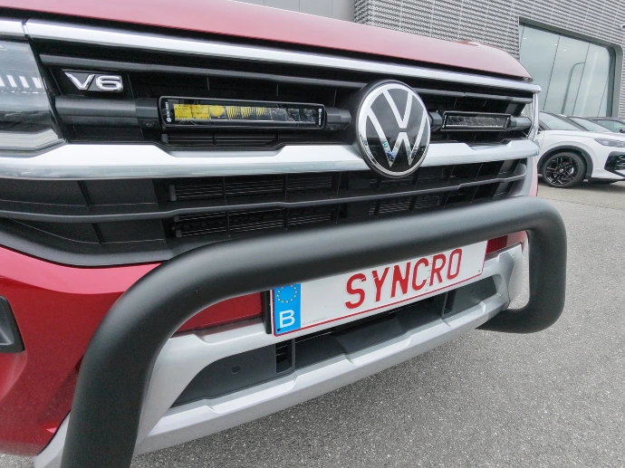 VW Amarok Red avec ealrgiqsseur d'aile , parebuffle, arceau de benne, volet et rockrail