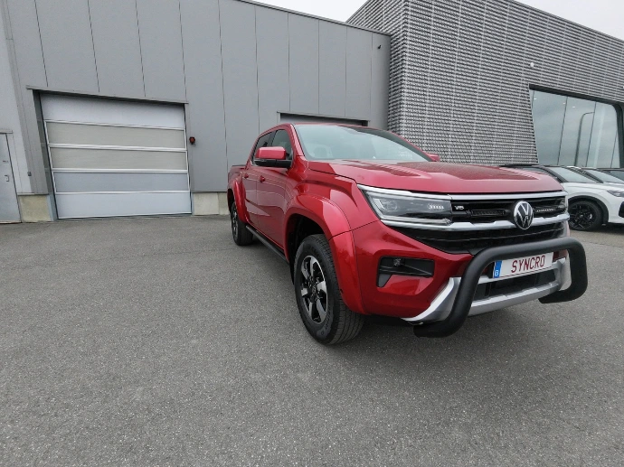 VW Amarok Red avec ealrgiqsseur d'aile , parebuffle, arceau de benne, volet et rockrail