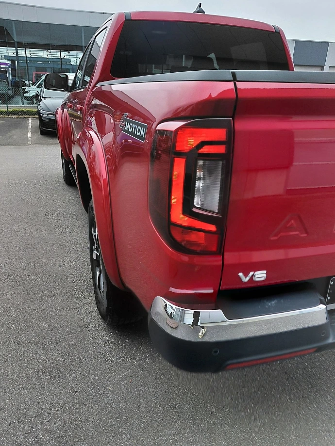 VW Amarok Red avec ealrgiqsseur d'aile , parebuffle, arceau de benne, volet et rockrail