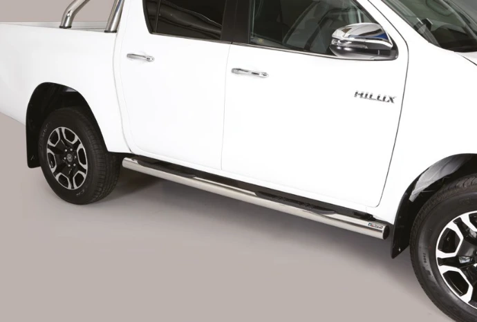 Toyota Hilux avec marche pied rond INOX