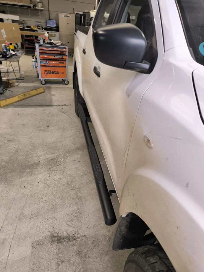 Nissan NP 300 avec marche pied rond noir