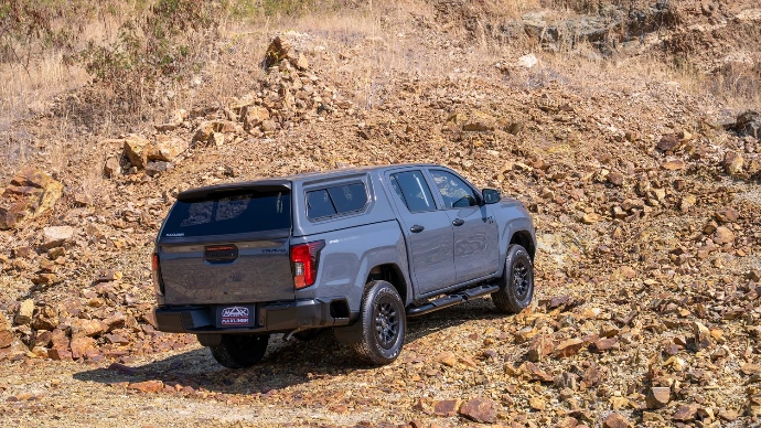 Toyota Hilux DC 2026 + Marche pied rabattable 5