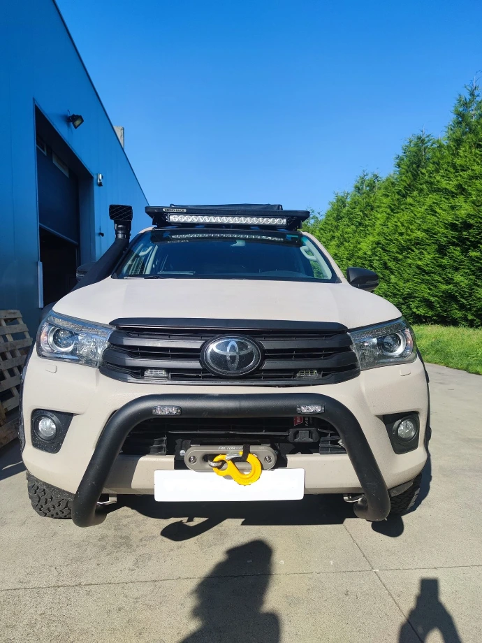 Toyota Hilux avec barre led + galerie de toit 