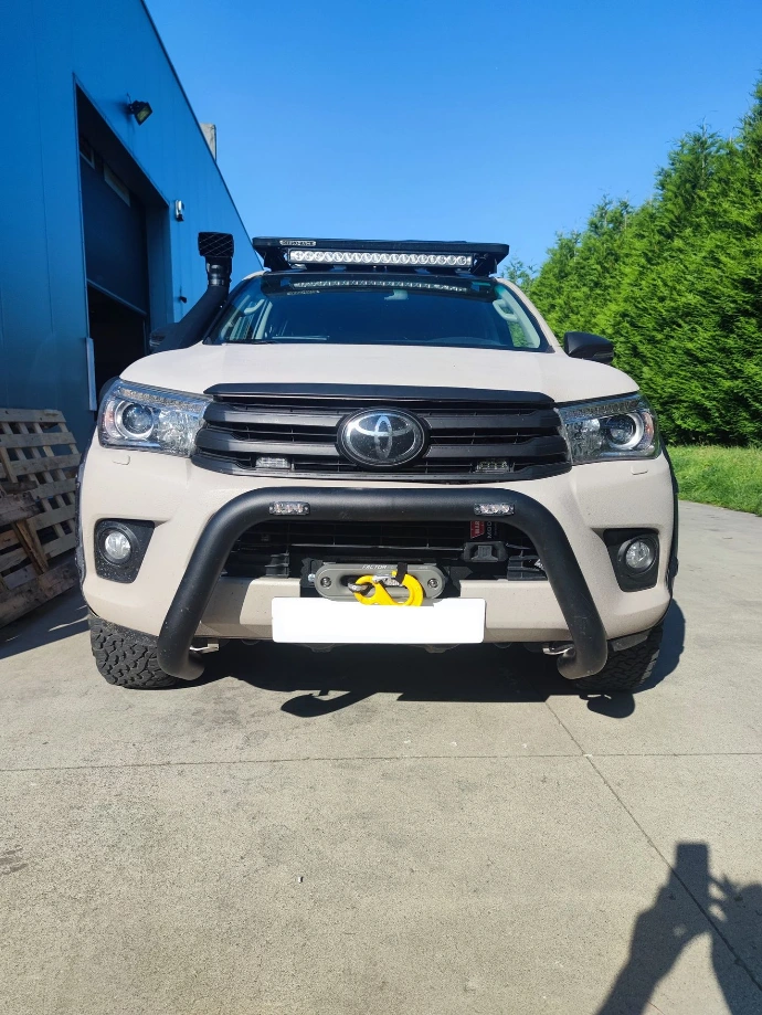 Toyota Hilux avec barre led + galerie de toit 