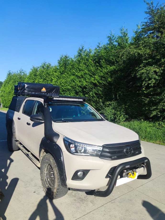 Toyota Hilux avec barre led + galerie de toit 
