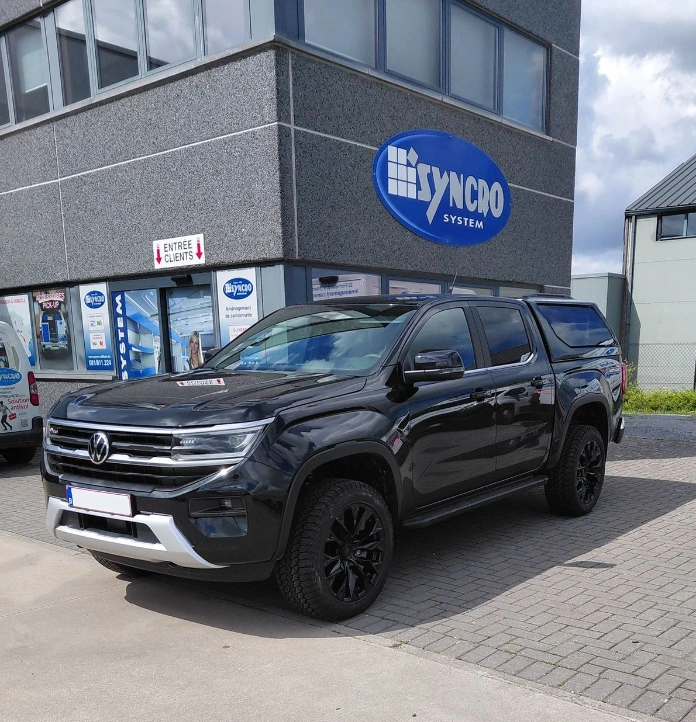 VW Amarok Noir avec Jantes Fuel 20 "