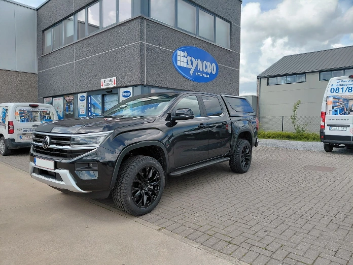 VW Amarok Noir avec Jantes Fuel 20 " + HT abs