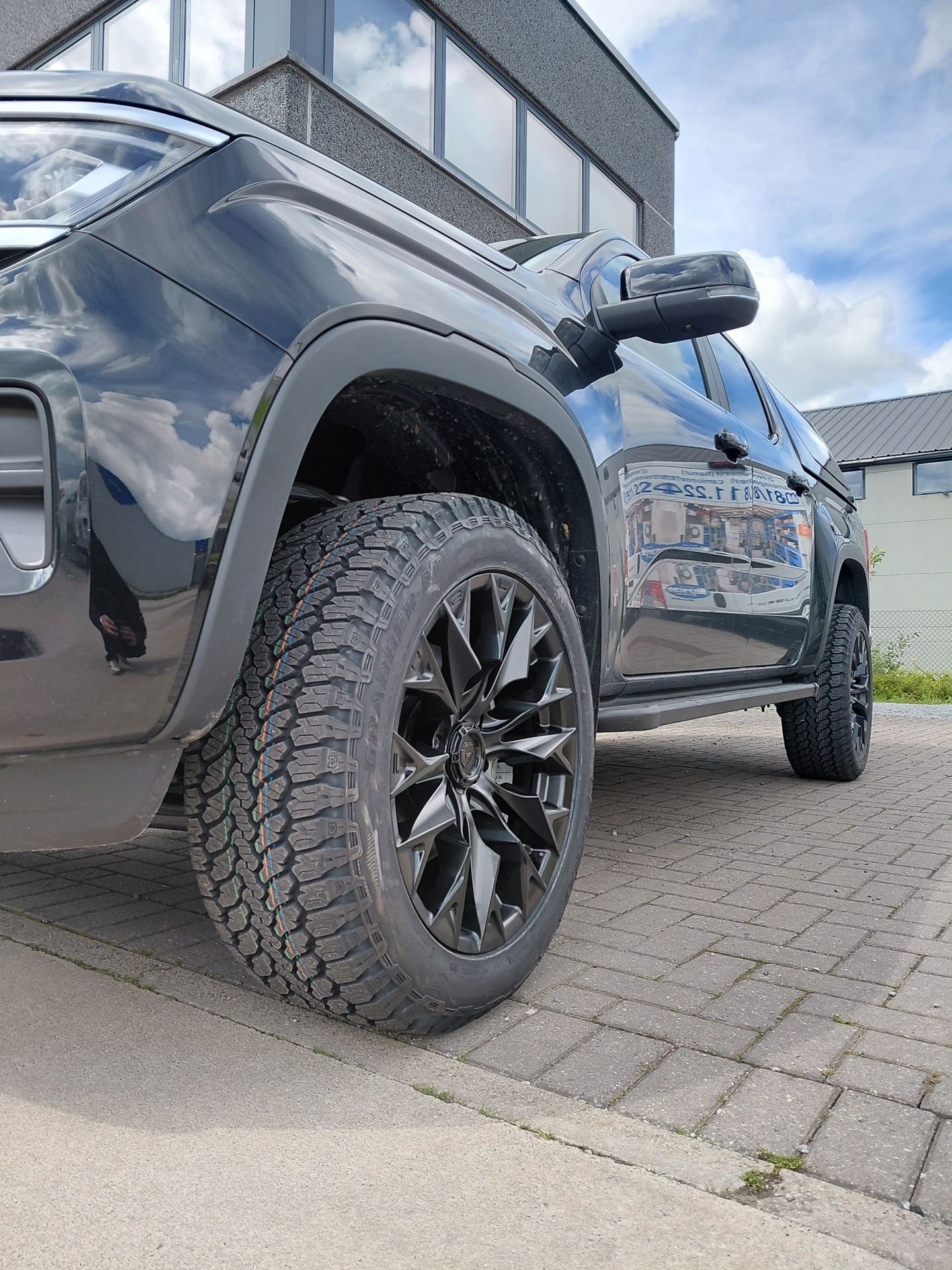 VW Amarok Noir avec Jantes Fuel 20 "