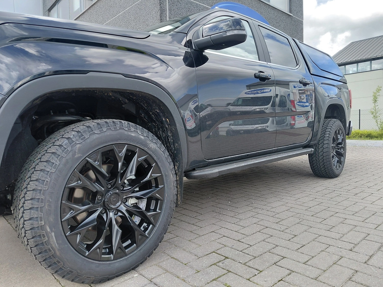 VW Amarok Noir avec Jantes Fuel et HT en ABS