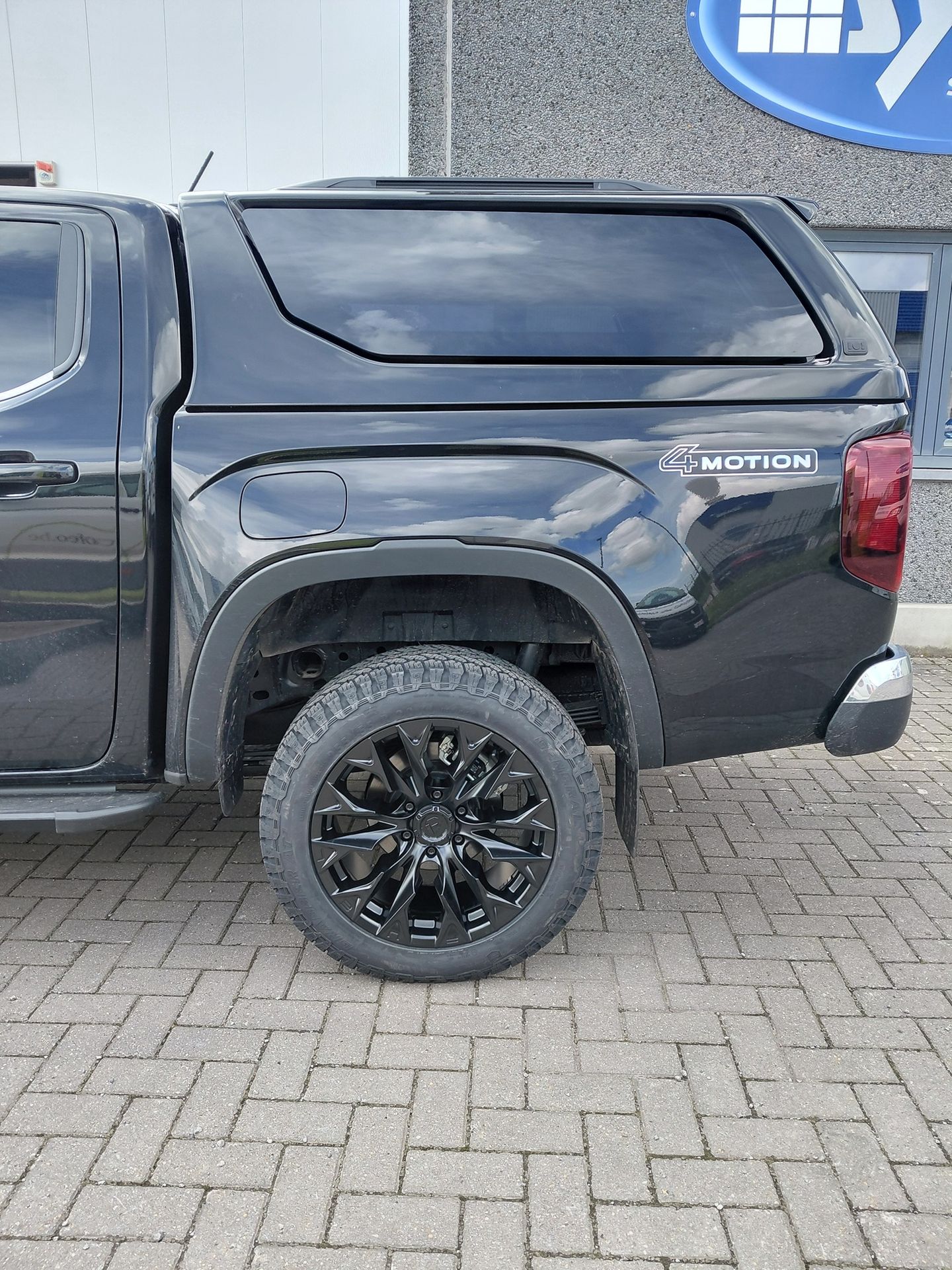 VW Amarok Noir avec Jantes Fuel et HT en ABS